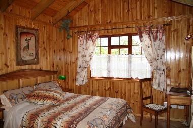 Sunbird Cottage Schlafzimmer mit Queensize Bett