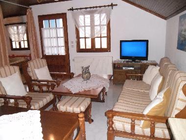 Wohnzimmer mit Schlafcouch und SAT- TV (deutsch/international)