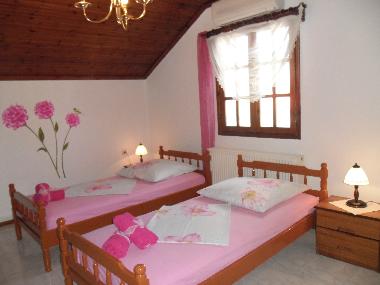 Kinderzimmer mit zwei Einzelbetten