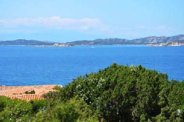 Meerblick immer noch von unserer Terrasse auf den Golfo di Arzachena, die Inseln Caprera und Maddale