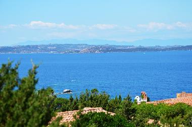 weiterer Meerblick auf die Insel Maddalena sowie als Umrisse auch die Berge um Korsika zu sehen, auf