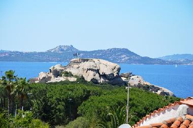 Blick von der Terrasse auf Forte Cappellini (Phi Beach) und den Golfo di Arzachena sowie Palau und d