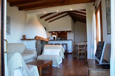 Gesamtansicht Wohnzimmer, K�che, rechts Esstisch, links Zierkamin