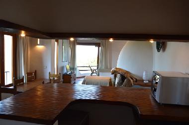 Blick von der K�che und Tresen auf das Wohnzimmer, dahinter Ausgang zur Terrasse