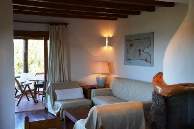 Gesamtansicht des Wohnzimmers, dahinter Ausgang zur Terrasse