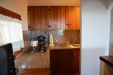 Gesamtansicht K�che (Gasherd, Backofen, zwei Sp�len, Abtrockbecken, K�hlschrank, Eisfach vorhanden) 