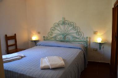 Schlafzimmer 1 im Erdgeschoss sowie Privatbad