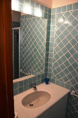 Bad 1 mit Dusche und Bidet (nicht sichtbar)