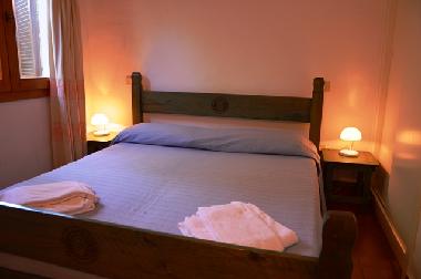 Schlafzimmer 2 (teilt sich Bad mit Schlafzimmer 3) 