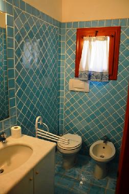 Bad 2 mit WC, Bidet und Dusche (nicht sichtbar) 