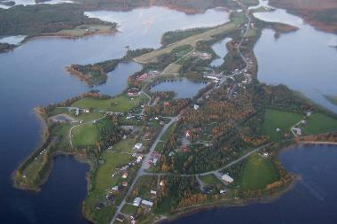 Gargn�s-Dorf zwischen Himmel und Wasser