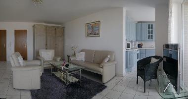 Panoramabild mit dem Wohnraum und der Kche