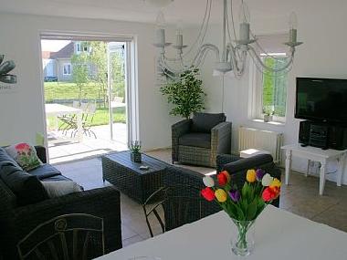 Blick auf das Wohnzimmer - Garten und Teich im Hintergrund