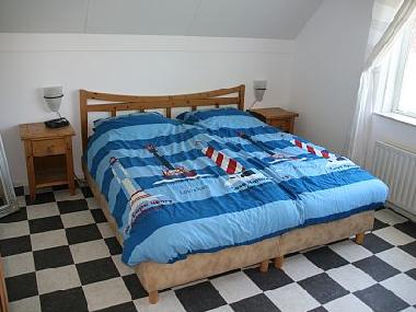 Obergeschoss: Schlafzimmer mit Doppelbett.
