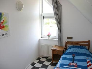 Das kleine Schlafzimmer 2 hat ein Einzelbett.