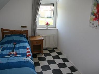 Das kleine Schlafzimmer 1 hat ein Einzelbett.