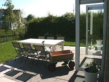 Blick auf den Gartentisch. Fr die Kinder gibt es auch ein Bollerwagen.