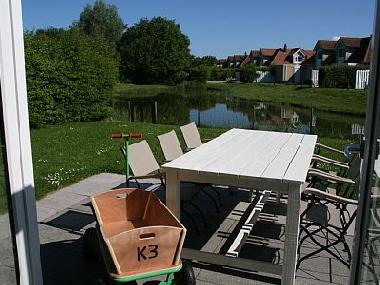 Blick auf den Gartentisch. Fr die Kinder gibt es auch ein Bollerwagen.