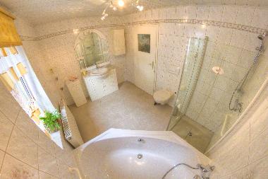 Badezimmer im Erdgeschoss