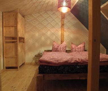 sch�ne Schlafzimmer mit Massivholzbetten