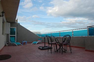 sehr ger�umige terrasse mit sitzm�beln, komfortablen liegen, sonnschirme verf�gbar. umgrenzt mit blu