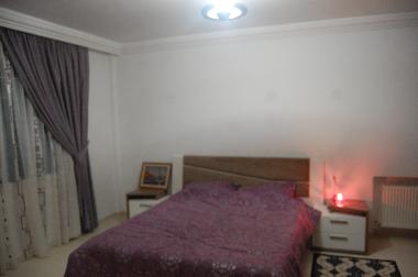 schlafsuite mit konfortablem doppelbett, angeschlossenem badezimmer mit badewanne und wc sowie begeh