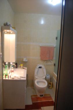 badezimmer en suite mit badewanne und wc