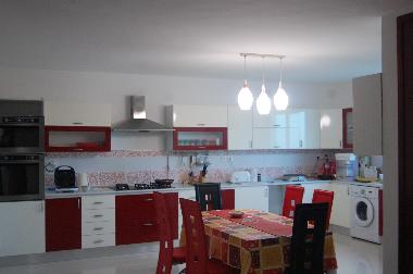 moderner essplatz in vollausgestatteterk�che (whirlpool-einbauger�te, hei�luft-konvektomat, luxus-mi