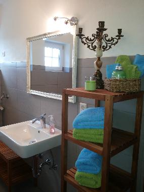 Badezimmer im EG mit Badewanne