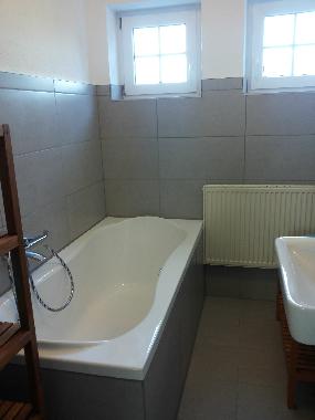 Badezimmer im EG mit Badewanne
