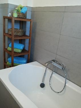 Badezimmer im EG mit Badewanne