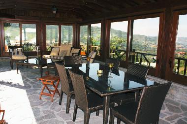 Pool lounge mit Esstisch und Gasgrill