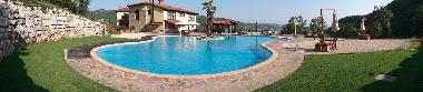 240m2 Pool mit verschiedenen Tiefen 30cm - 270cm und Sprungbrett