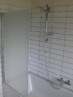 Dusche + eine gro�e und sch�ne Badewanne. Helle Farben