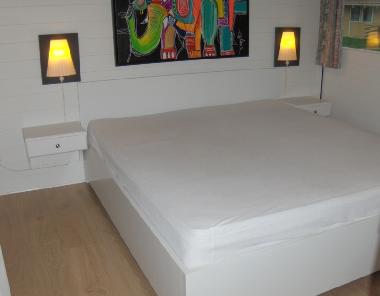 Schlafzimmer mit Doppelbett. Holzboden  