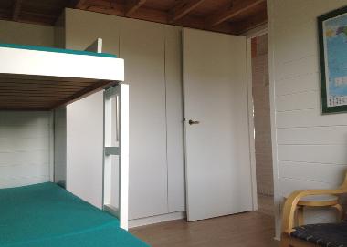 Es gibt ausreichend Stauraum in beiden Zimmern. 