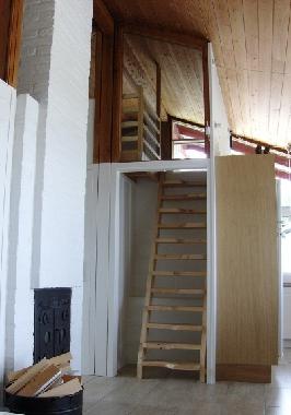 Eine Treppe f�hrt zum gem�tliche Loft wo es viel Platz gibt 