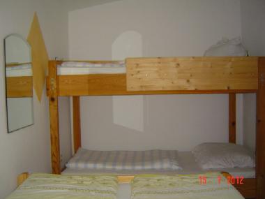 Doppelbett mit Stockbett