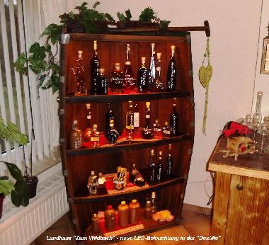 abgefllt und ausgestellt in einer Weinfass-Vitrine als Geschenkidee fr Ihre Lieben zuhause