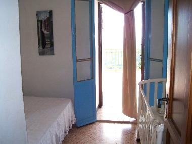 Das 1. Schlafzimmer mit Kinderbett (optional)