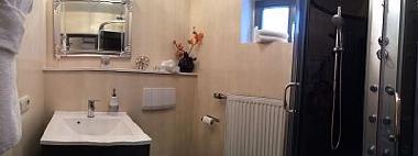 Badezimmer mit Dusche
