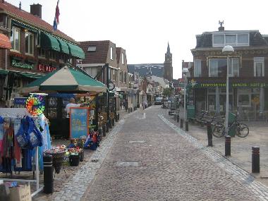 De Voorstraat, die Hauptstrae von Egmond aan Zee.