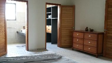 Schlafzimmer mit Kleiderkammer