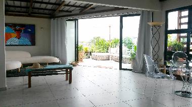 Wohnraum und Terrasse