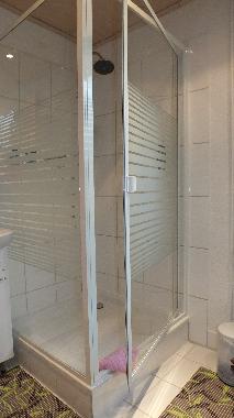 Duschbad und WC