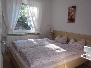 das andere Schlafzimmer mit zustzlichem Waschbecken