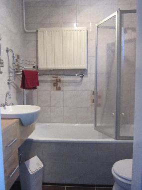 Badezimmer mit Wanne und Duschabtrennung
