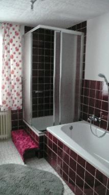 Dusche und Badewanne