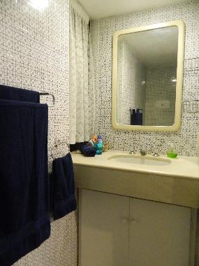 Badezimmer in einzel bett schlafzimmer