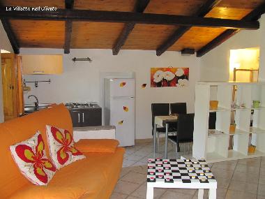 Wohnraum mit Schlafsofa und Kche